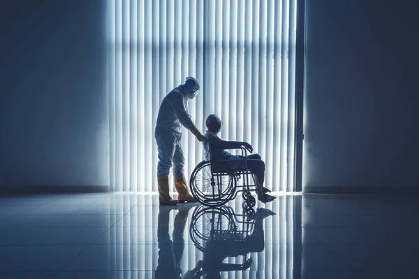 Doctor Traje Protección Empujando Anciano Con Máscara Médica Silla Ruedas — Foto de Stock