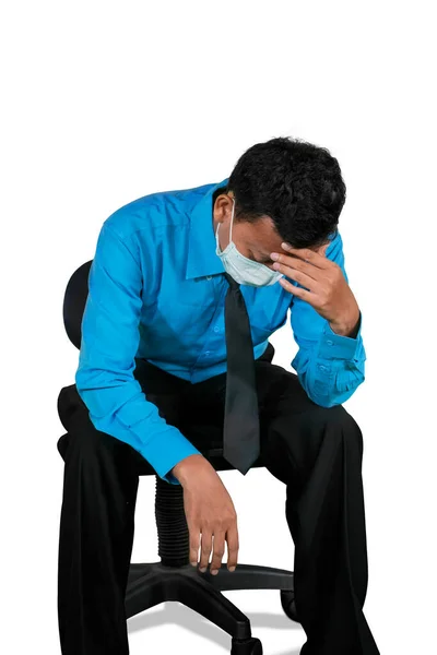 Hombre Negocios Frustrado Con Una Máscara Médica Sentado Silla Durante — Foto de Stock