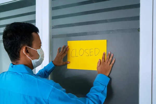 Businessman Wearing Mask Attaching Closed Sign Company Door Due Effect — Stock Photo, Image