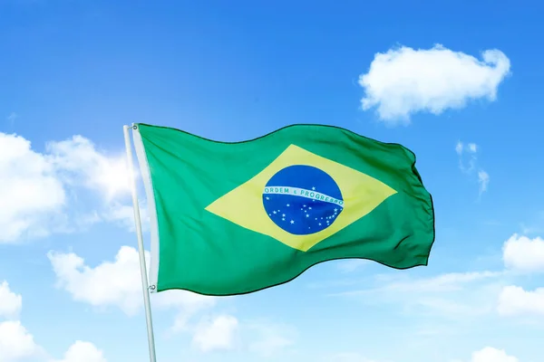 Bandera Brasil Ondeando Viento Asta Bandera Bajo Cielo Azul Disparo — Foto de Stock