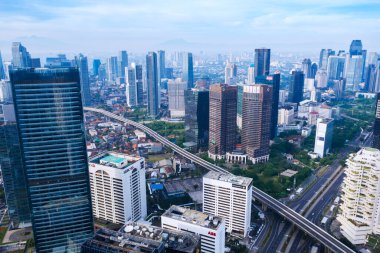 JAKARTA - Endonezya. 18 Mayıs 2020: Coronavirus karantinası sırasında boş yollar ve gökdelenlerle sessiz Jakarta şehrinin insansız hava aracı görüntüsü