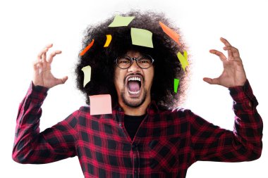 Afro adam kafasında boş notlarla çığlık atarken kızgın görünüyor, beyaz arka planda izole edilmiş.