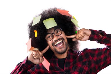 Afro adam kafasında boş notlarla neşeli gülücükler gösteriyor. Beyaz arkaplanda izole