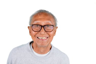Stüdyoda kameraya gülümserken gözlük takan yaşlı adamın beyaz arka planda izole edilmiş bir fotoğrafını çek.