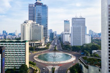 JAKARTA - Endonezya. 18 Mayıs 2020: Jakarta şehrinde Coronavirus karantinası sırasında gökdelenlerle dolu Endonezya Roundabout Yolu 'nun güzel hava manzarası