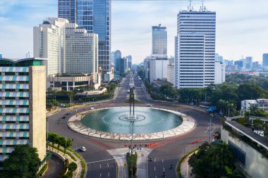 JAKARTA - Endonezya. 18 Mayıs 2020: Jakarta şehrindeki Coronavirus karantinası sırasında Endonezya Roundabout otelindeki gökdelenlerle hava manzarası