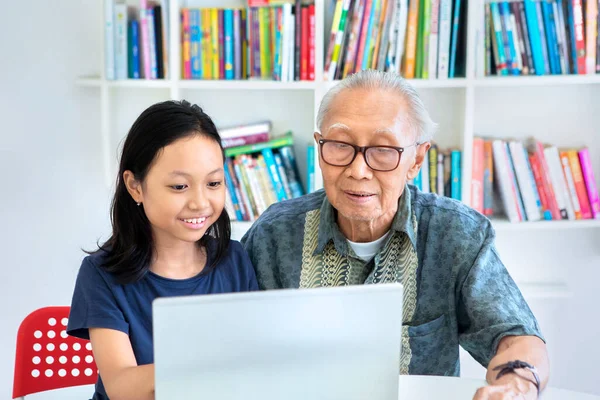 Petite Fille Utilisant Ordinateur Portable Avec Son Grand Père Tout — Photo