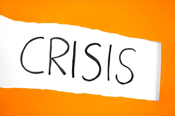 Крупный план рваной желтой бумаги с кризисом слово на белом фоне. Концепция бизнеса
.