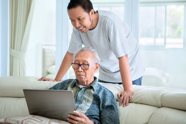 Immagine Uomo Anziano Che Usa Computer Portatile Con Suo Figlio — Foto Stock