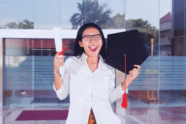 Mujer Emocionada Celebrando Graduación Mientras Sostiene Diploma Sombrero Graduación Pie —  Fotos de Stock