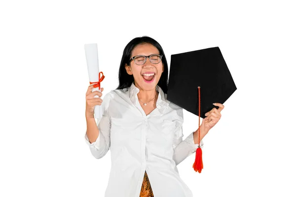 Mujer Emocionada Celebrando Graduación Mientras Sostiene Diploma Sombrero Graduación Pie — Foto de Stock