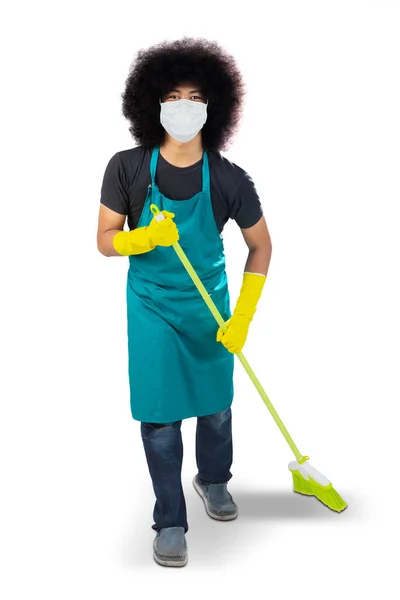 Männlicher Hausmeister Trägt Eine Medizinische Maske Coronavirus Vorzubeugen Während Studio — Stockfoto