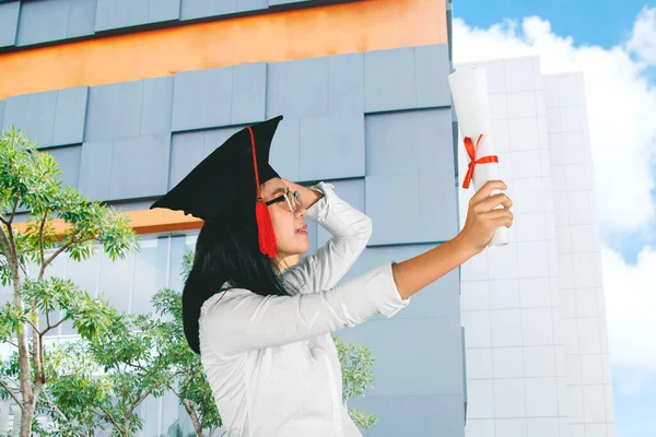 Vista Lateral Chica Bonita Celebrando Graduación Levantando Diploma Patio Universidad —  Fotos de Stock