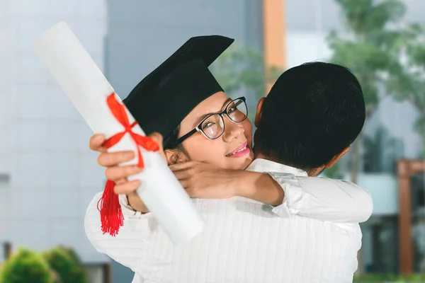 Mujer Joven Sosteniendo Certificado Abrazando Novio Durante Celebra Graduación Patio —  Fotos de Stock