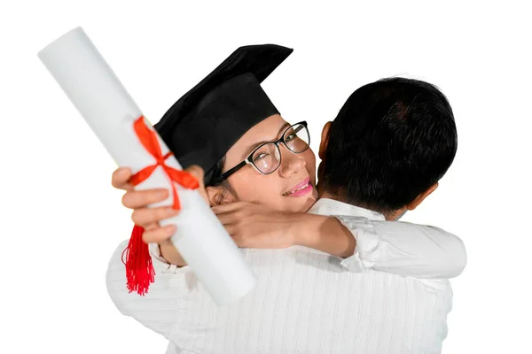 Mujer Asiática Sosteniendo Certificado Abrazando Novio Durante Celebración Graduación Estudio —  Fotos de Stock