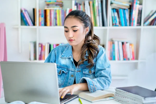 Gyönyörű Iskoláslány Tanulás Egy Számítógép Laptop Miközben Könyvtárban Könyvszekrény Háttér — Stock Fotó