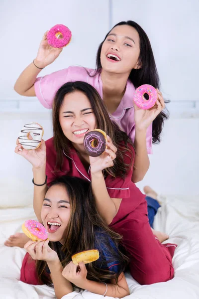 Ομάδα Χαρούμενα Έφηβα Κορίτσια Κρατώντας Ντόνατς Ενώ Παίζουν Μαζί Στο — Φωτογραφία Αρχείου