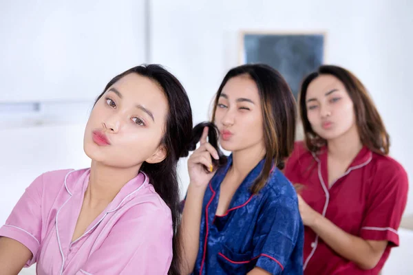 Grupa Szczęśliwych Nastolatek Patrzy Kamerę Przywiązując Włosy Siebie Sypialni Domu — Zdjęcie stockowe