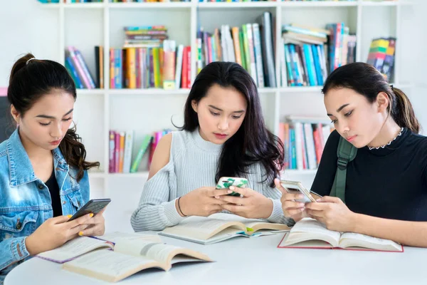 Bir Grup Tembel Genç Kız Kütüphanede Çalışırken Birlikte Cep Telefonu — Stok fotoğraf