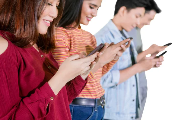 Grupp Ungdomar Som Använder Sin Smartphone När Står Tillsammans Studion — Stockfoto