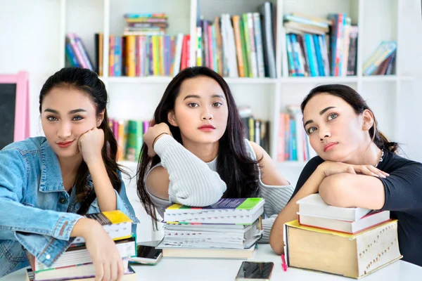 Grupo Chicas Adolescentes Mirando Cámara Mientras Estudian Biblioteca Con Fondo — Foto de Stock