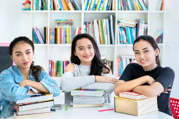 Group Teenage Girls Smiling Camera While Studying Library Bookcase Background — Stock Photo, Image
