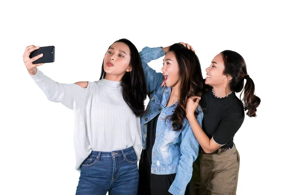 Ομάδα Εφήβων Κοριτσιών Που Χρησιμοποιούν Ένα Smartphone Για Τραβήξουν Μια — Φωτογραφία Αρχείου