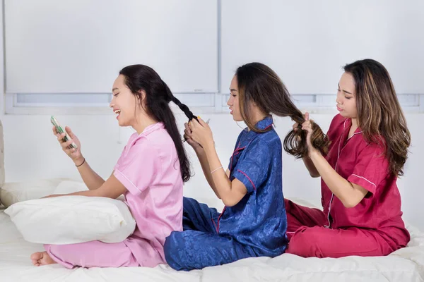 Ομάδα Εφήβων Κοριτσιών Που Κοιμούνται Πάρτι Ενώ Δένουν Μαλλιά Μεταξύ — Φωτογραφία Αρχείου