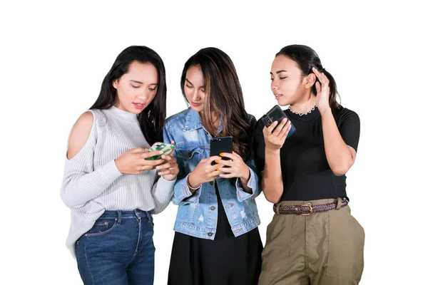 Grupo Meninas Adolescentes Usando Seu Celular Enquanto Estão Juntas Estúdio — Fotografia de Stock
