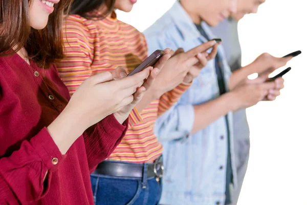 Close Jovens Mãos Usando Seu Smartphone Enquanto Estão Juntos Estúdio — Fotografia de Stock