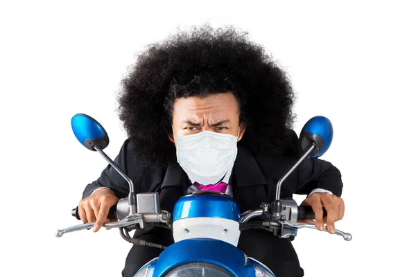 Hombre Negocios Afroamericano Con Una Máscara Facial Montando Una Motocicleta — Foto de Stock