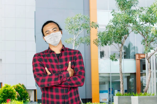 Άνδρας Φοιτητής Φαίνεται Σίγουρος Διπλωμένα Χέρια Ενώ Φοράει Μάσκα Και — Φωτογραφία Αρχείου