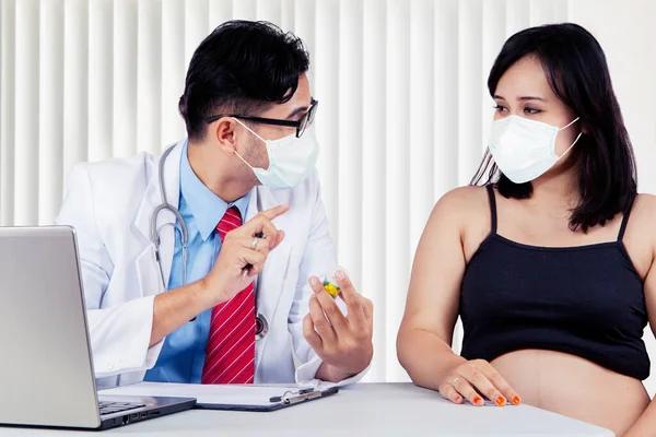 Männlicher Arzt Trägt Gesichtsmaske Während Seiner Schwangeren Patientin Während Der — Stockfoto