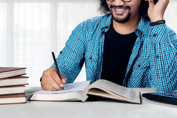 Primo Piano Studente Universitario Sesso Maschile Scrivere Sulla Carta Mentre — Foto Stock