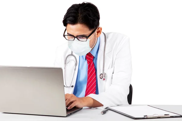 Mężczyzna Lekarz Noszący Maskę Twarz Zapobiegania Covid Podczas Pracy Laptopem — Zdjęcie stockowe