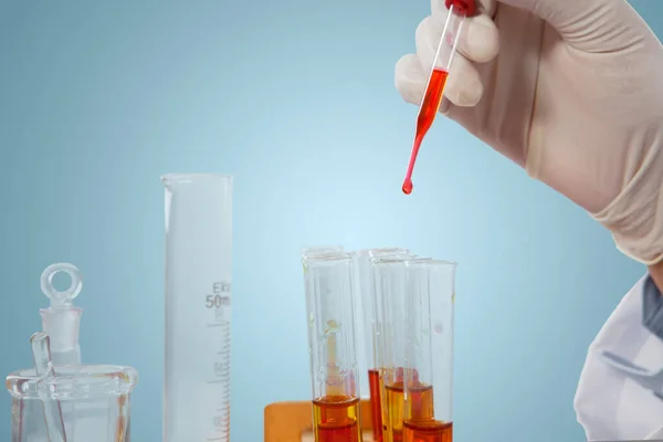 Close Male Researcher Hands Analyzing Chemical Liquid Using Chemical Tube — Stock Photo, Image