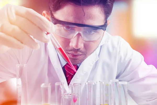 Close Male Researcher Pouring Chemical Fluid Test Tube While Making — Stock Photo, Image