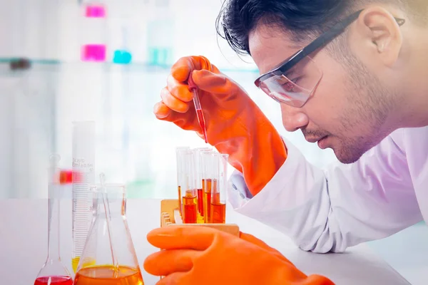 Male Researcher Analyzing Chemical Liquid Using Chemical Tube While Experimenting — Stock Photo, Image