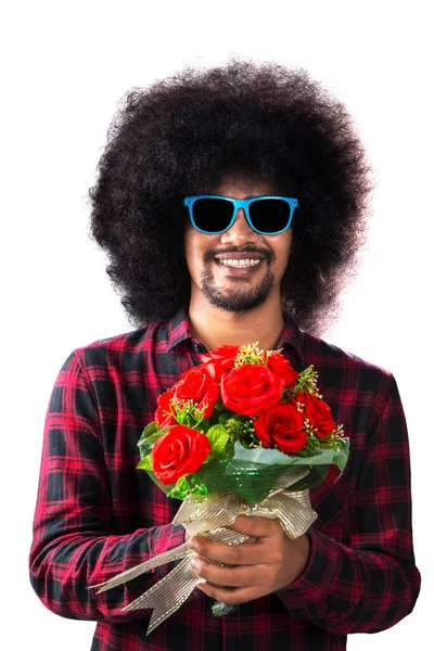 Ung Afro Man Med Burrigt Hår Medan Håller Bukett Röda — Stockfoto