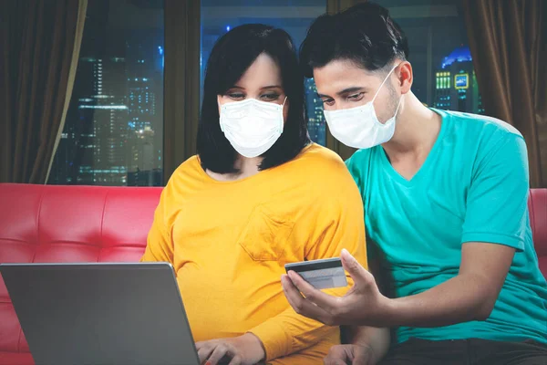 Jong Zwanger Paar Dragen Masker Tijdens Het Gebruik Van Laptop — Stockfoto