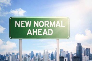 Önümüzde Yeni Normal metin ve modern şehir arkaplanına sahip imza iletisi