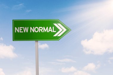 Açık gökyüzü arkaplanı altında Yeni Normal metin içeren sokak işareti