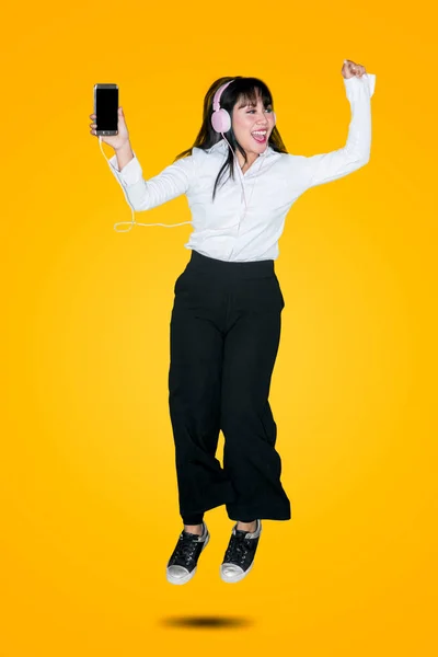 Geschäftsfrau Tanzt Und Springt Studio Während Sie Musik Mit Handy — Stockfoto
