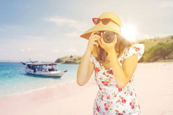 Žena Turista Fotografování Dslr Kamerou Pláži Zatímco Sobě Letní Šaty — Stock fotografie