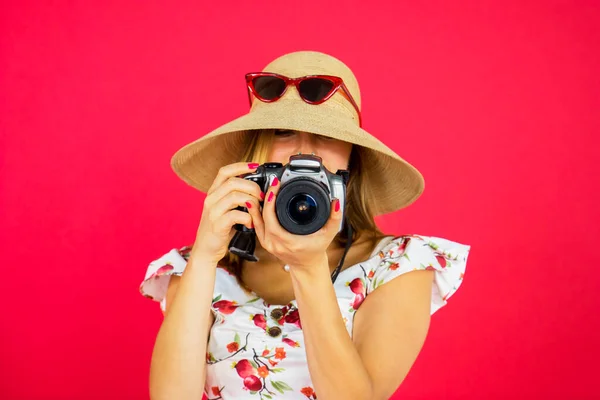 Mujer Rubia Tomando Fotos Con Cámara Dslr Estudio Sobre Fondo —  Fotos de Stock