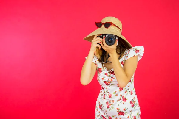 Jonge Vrouw Het Nemen Van Foto Met Dslr Camera Terwijl — Stockfoto