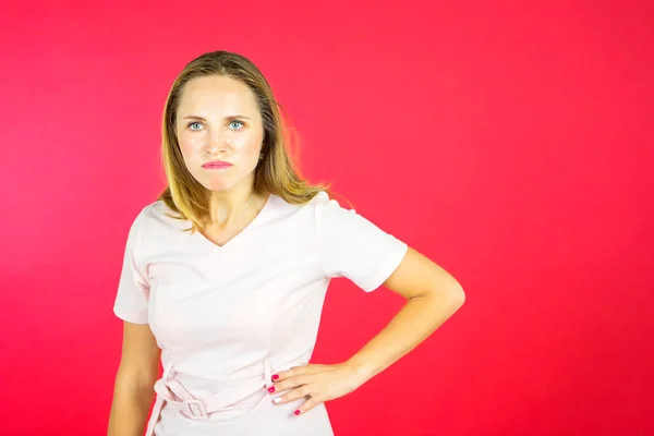 Stüdyoda Kırmızı Arka Planda Kameraya Bakan Kızgın Genç Bir Kadının — Stok fotoğraf