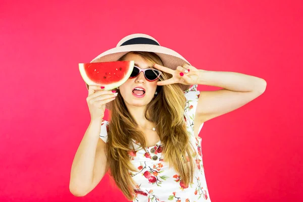 Atractiva Joven Posando Con Sandía Mientras Usa Gafas Sol Sombrero —  Fotos de Stock