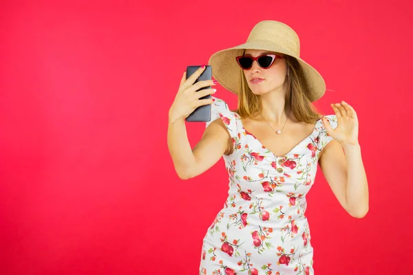 Hermosa Mujer Caucásica Haciendo Foto Selfie Mientras Usa Gafas Sol —  Fotos de Stock
