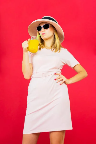 Hermosa Mujer Joven Con Estilo Con Gafas Sol Sombrero Beber —  Fotos de Stock